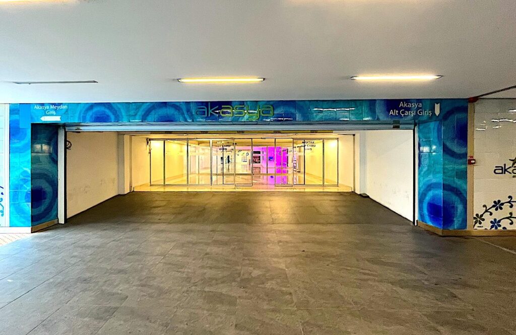 Akasya Mall Entrance from Metro