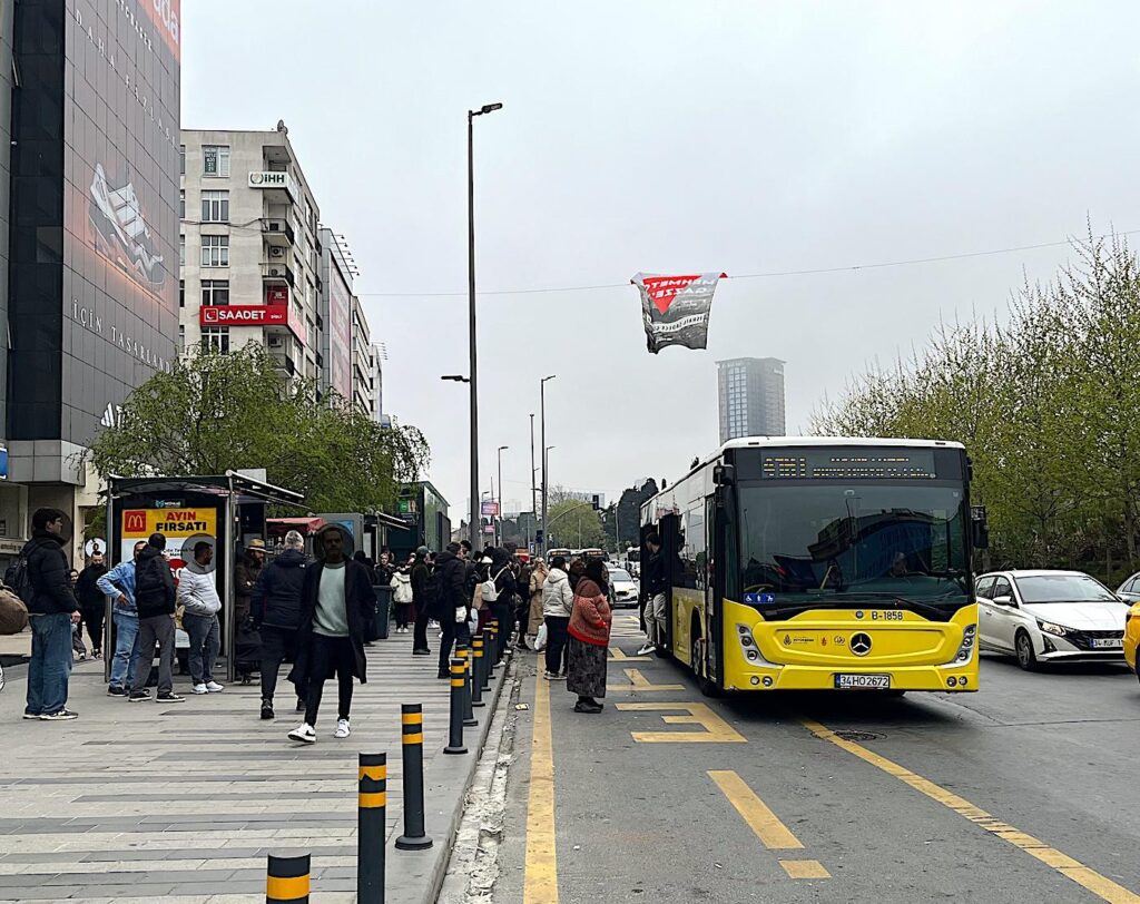 Istanbul Transport: IETT Bus Stop at Mecidiyeköy Viyadük
