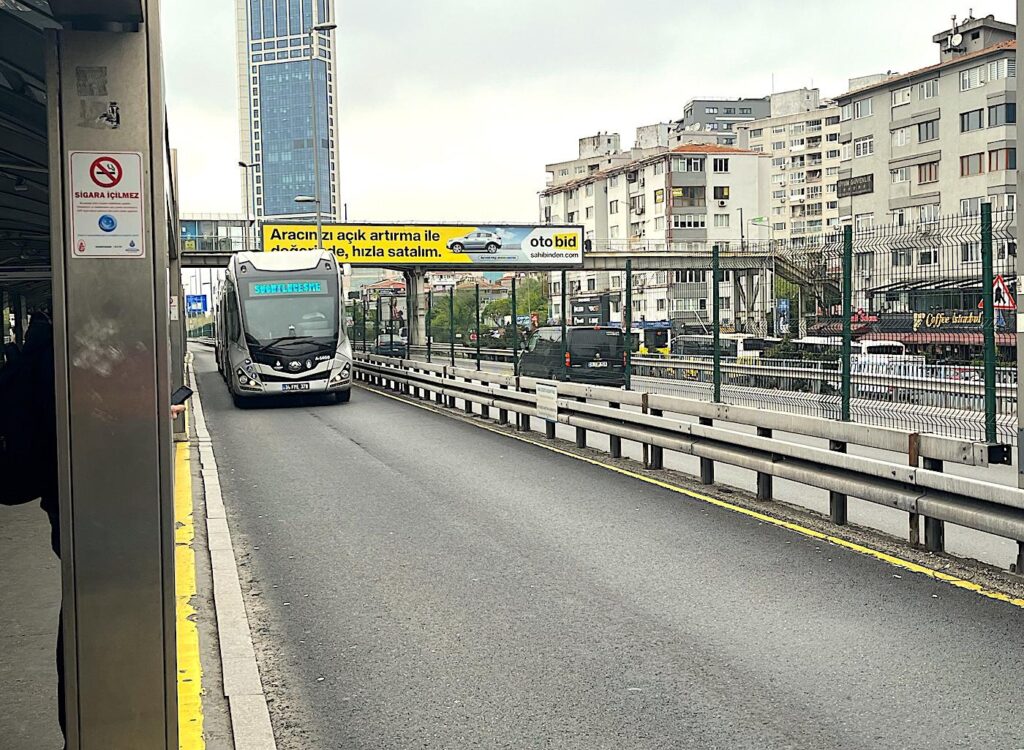 Istanbul Transport - Söğütlüçeşme Metrobus