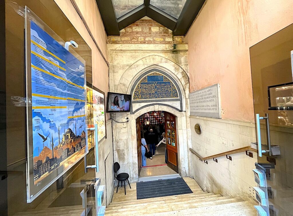 Çemberlitaş Hamamı Entrance