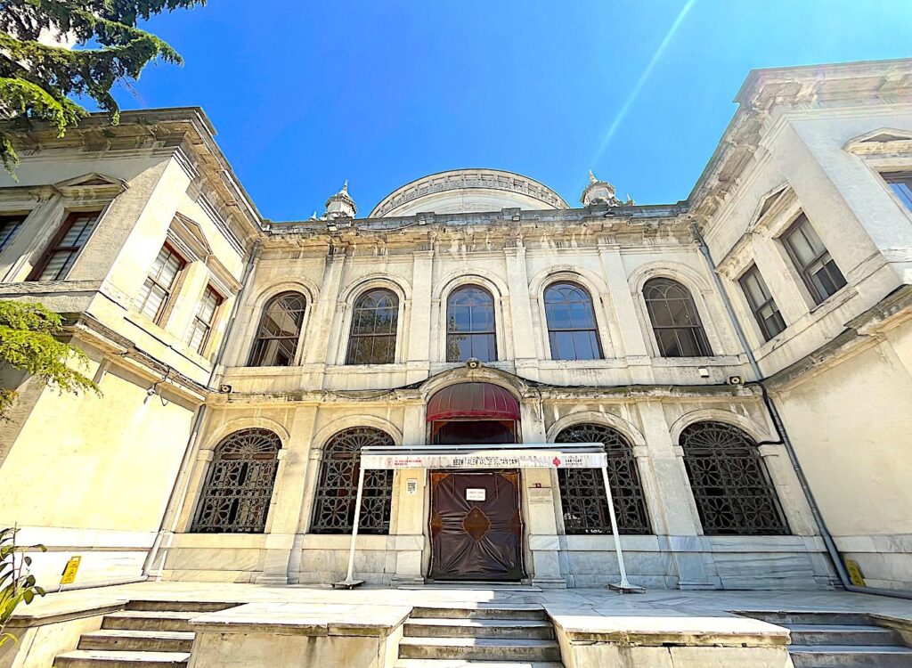 Dolmabahçe Mosque Entrance