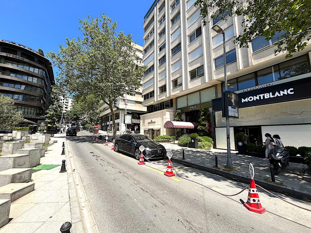 Istanbul Shopping - Abdi İpekçi Cd.