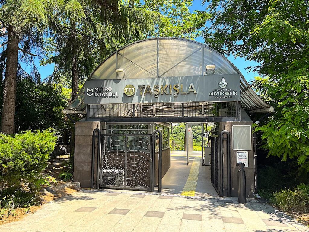 Istanbul Transport: TF1 Cable Car Entrance