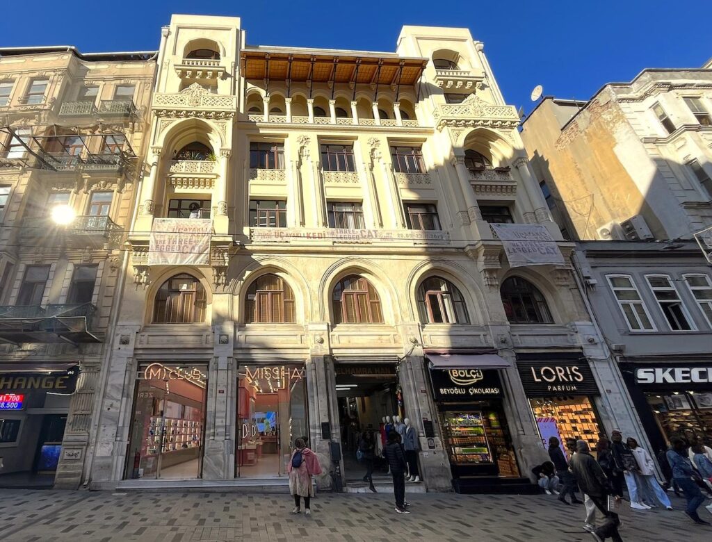 Istanbul Biennial - Elhamra Han 
